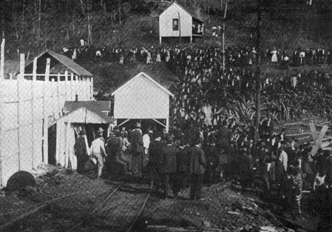 File:1911 Banner Mine explosion crowd.jpg