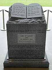 File:Roy Moore granite monument.jpg
