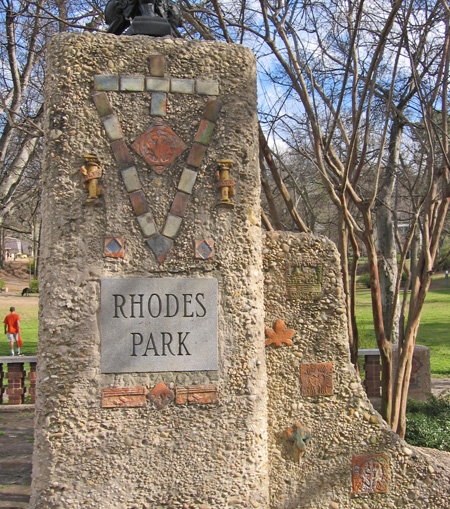 File:Rhodes Park pillar.jpg