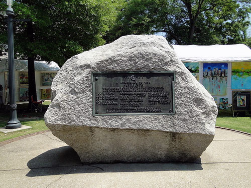 File:Linn Park Revolutionary Veterans Memorial.jpg