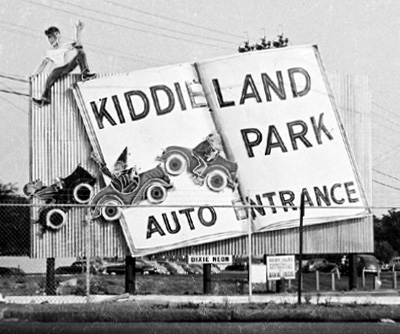 File:Kiddieland entrance sign.jpg