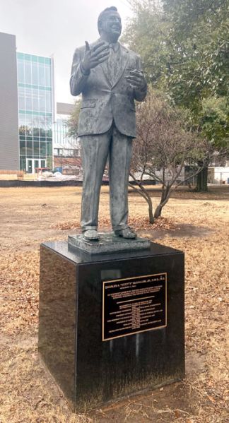 File:Scotty McCallum statue.jpg