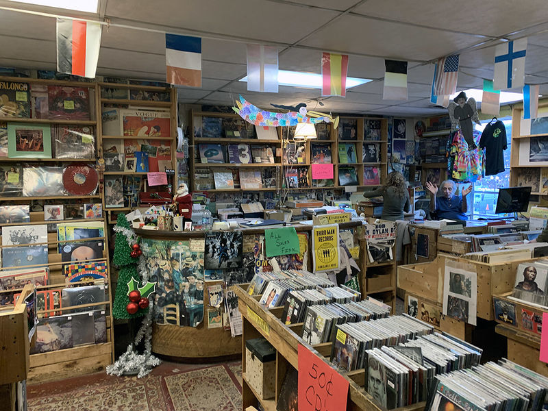 File:Charlemagne Record store interior 1.jpg