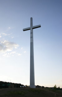 GFBC cross beside I-65 at the North Campus