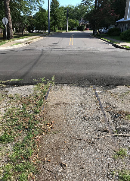 File:Streetcar tracks still visible at the intersection of Manhattan and Parkridge, 2018.jpg