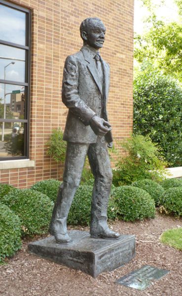 File:Fred Shuttlesworth statue.jpg