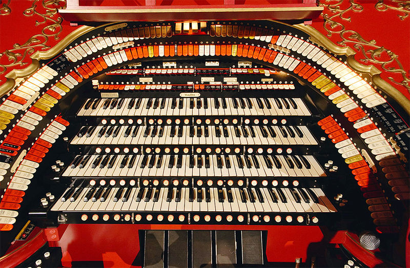 File:Alabama Theater Wurlitzer keyboards.jpg