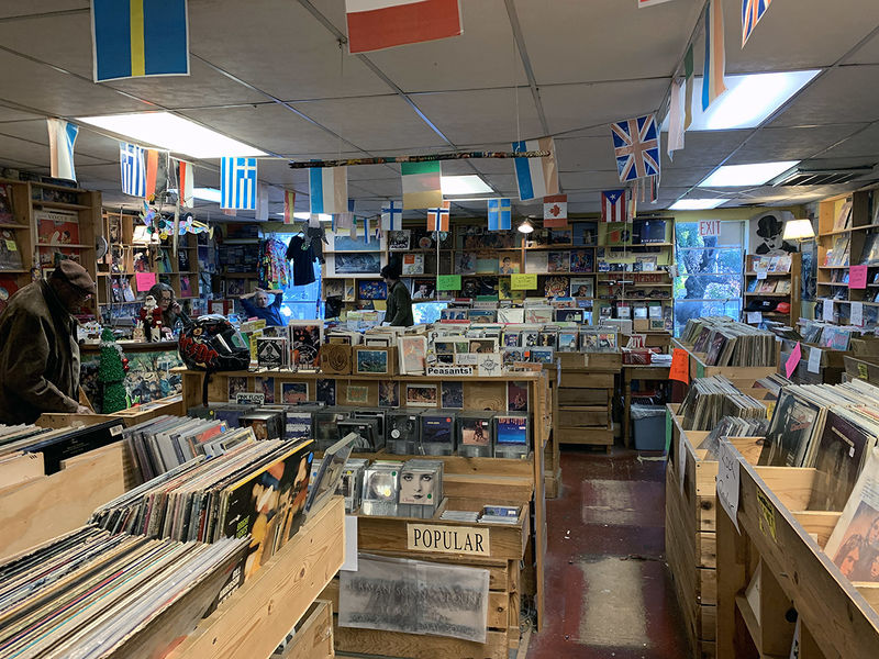 File:Charlemagne Record store interior 3.jpg
