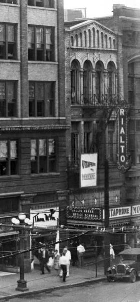 File:Rialto Theatre 1930.jpg