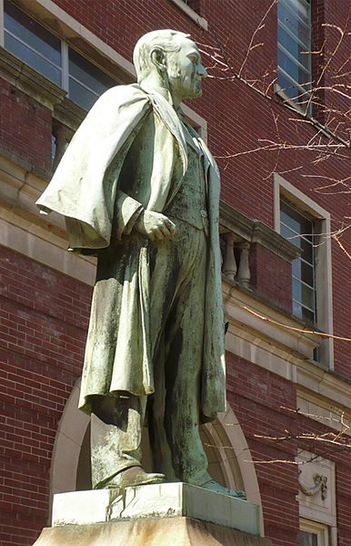 File:William Davis statue.jpg