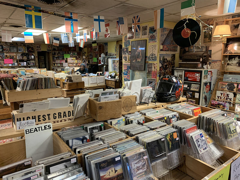 File:Charlemagne Record store interior 2.jpg